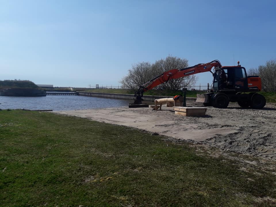 Egaliseren strand met de kraan